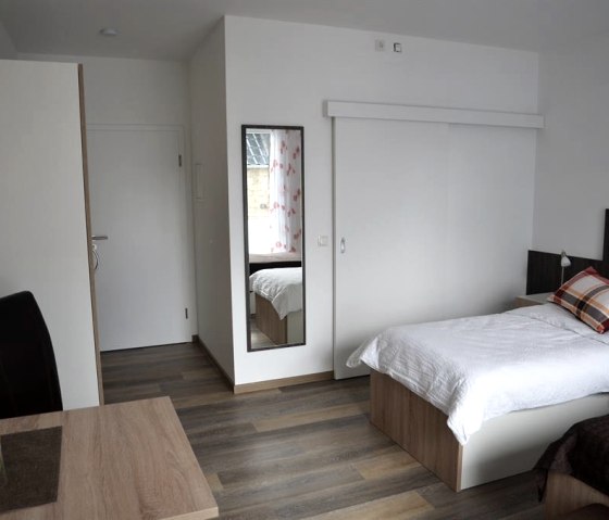 Kamer met gesloten badkamerdeur