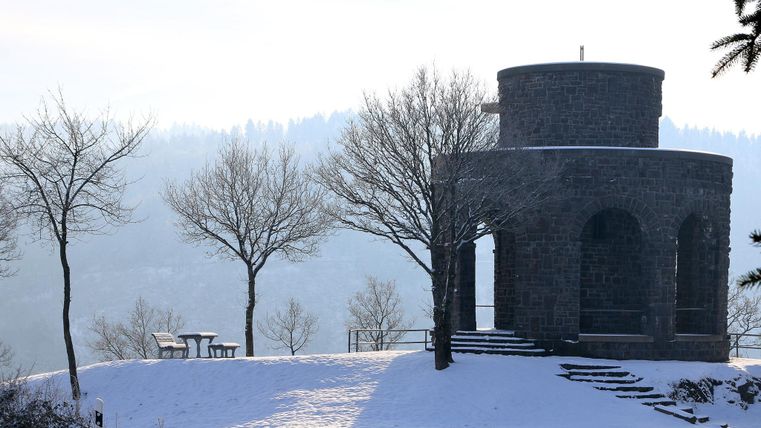 Kriegerdenkmal in winterlicher Landschaft