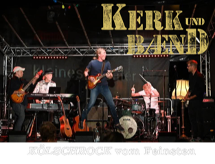 Un château impressionnant entouré d'une végétation luxuriante et de douces collines. Le ciel clair brille au-dessus du paysage historique.