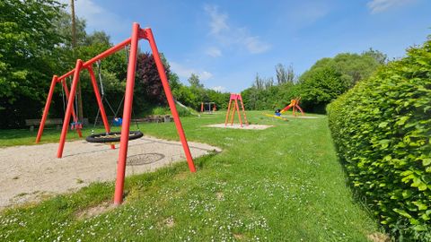 Kleurrijk ingerichte kinderspeelplaats.