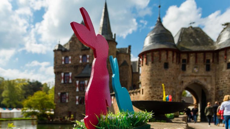 Hasenfiguren auf der Burgmauer vor der Burg Satzvey