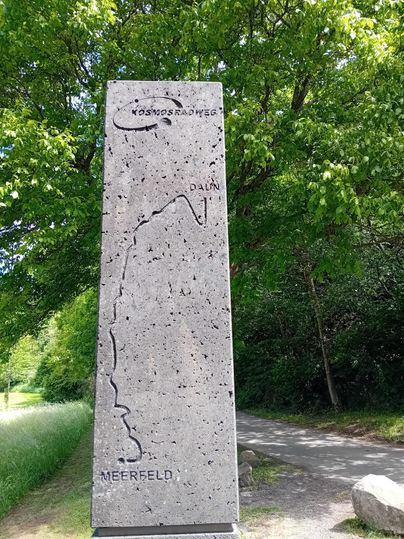 Dit stenen monument markeert het begin van de Kosmosradweg, die van het Meerfelder Maar naar de stad Daun leidt.