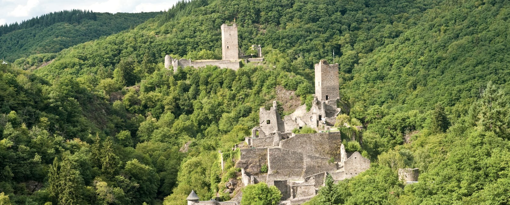 County Trail: View of Manderscheid castles, © GesundLand Vulkaneifel/D. Ketz