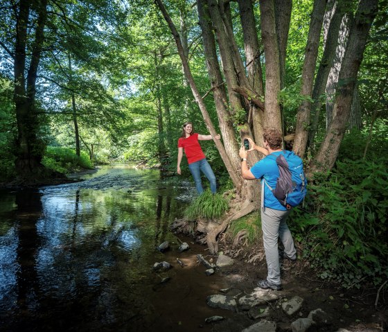 Wandelaars langs de beek, © kappest_remet