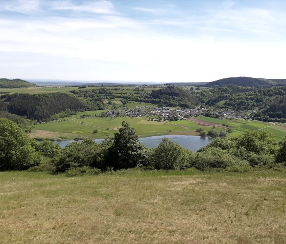 Vue sur le Meerfelder Maar avec le Mosenberg en arrière-plan, © GesundLand Vulkaneifel