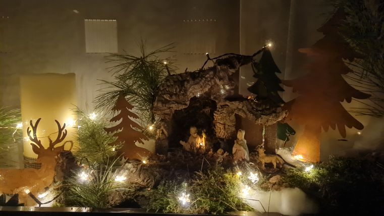 Krippe im dunkeln mit Lichterkette