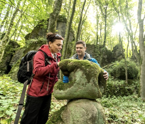 Découvre des choses surprenantes au bord du chemin lors de ta randonnée sur le Schneifel-Pfad, © Eifel Tourismus GmbH, D. Ketz