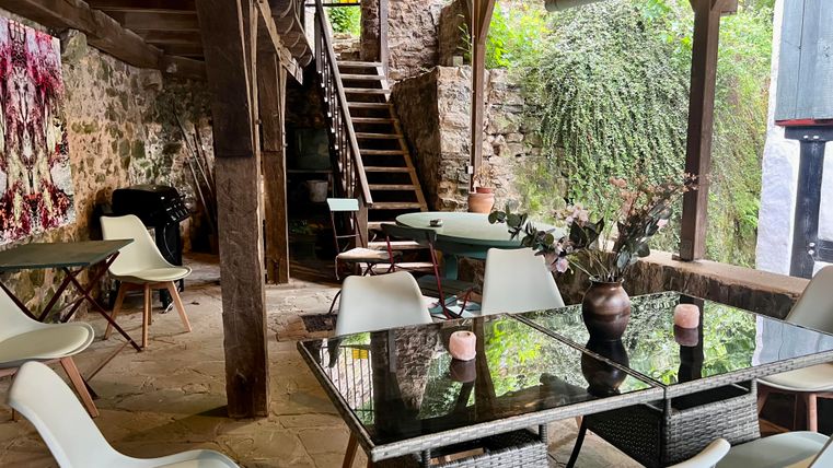 Dans la tour de guet en face se trouve la terrasse couverte avec table à manger et barbecue.