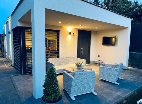 Eine moderne Terrasse mit gemütlichen Möbeln.