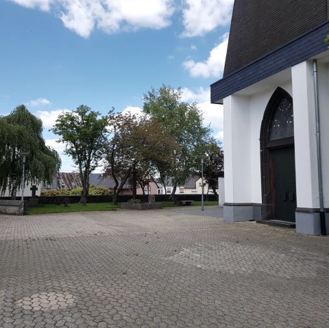 Platz vor der Pfarrkirche, © Svenja Schulze-Entrup, Touristik-Büro Vordereifel