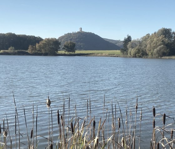 Rodder Maar avec le château d'Olbrück, © Christof Bürger