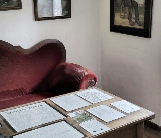 Rode bank met foto van de dichter, © Tourist-Information Wittlich Stadt & Land