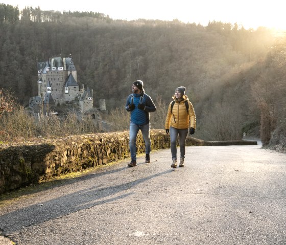 Wandern auf dem Traumpfad Eltzer Burgpanorama, © Eifel Tourismus GmbH, Dominik Ketz