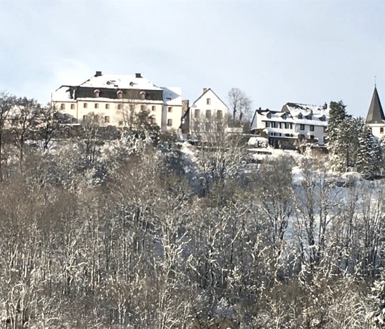 Burg für Bus, © Nordeifel Tourismus GmbH & Schullandheim Kronenburg