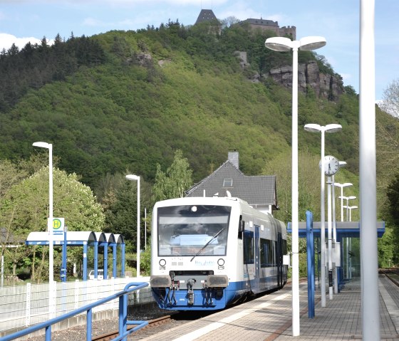 Le Rurtalbah devant le château de Nideggen, © Rurtalbahn GmbH
