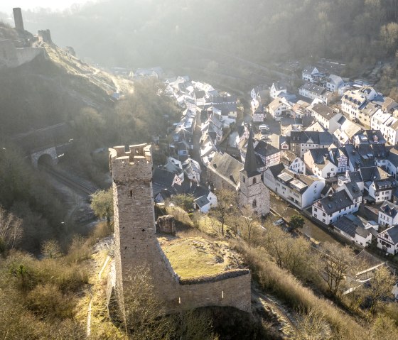 Uitzicht op Monreal met kasteel, Monreal Ridderdroompad, © Eifel Tourismus GmbH, D. Ketz