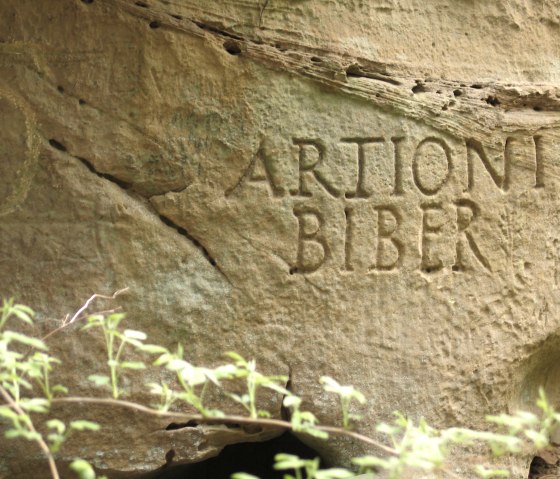 Inschrift ARTIONI BIBER, © Felsenland Südeifel Tourismus