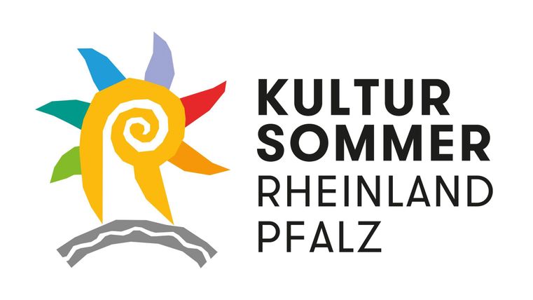 Ein farbenfrohes Logo des Kultursommers Rheinland-Pfalz. Es zeigt eine stilisierte Sonne mit einem wirbelnden Muster und lebhaften Farben.