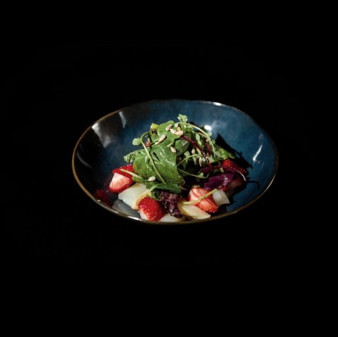 Erdbeer-Spargelsalat mit Wildkräutern, © Eifelschenke Arft/Müller