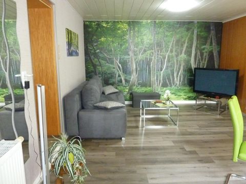 In der Wohnung vom Wohn- Schlafraum zur Küche gebt es eine Stufe.