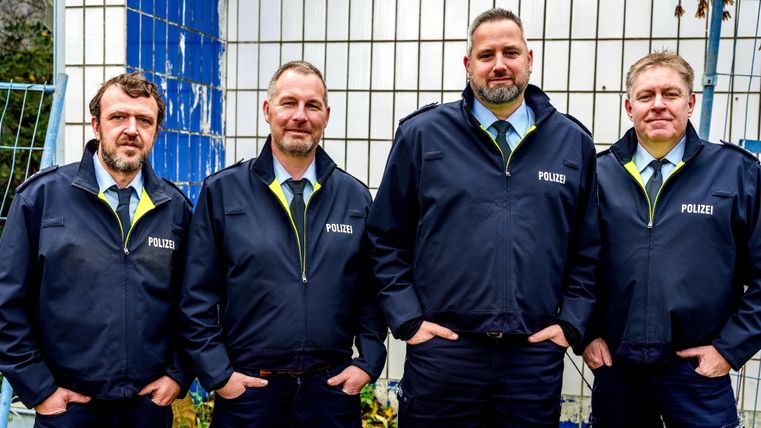 4 Polizisten, die Krimi-Cops, an der Tankstelle Linders