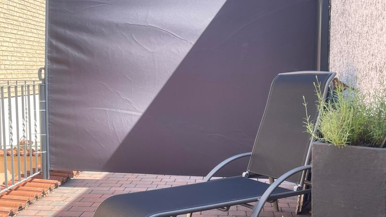 Terras met ligbed, met de schutting kunt u zich naar wens individueel terugtrekken.