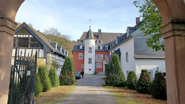Toegangspoort van Kasteel Dalbenden met zicht op het hoofdgebouw.