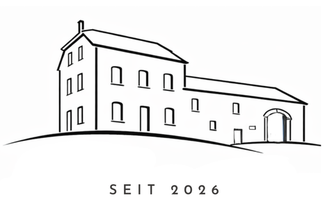 Een eenvoudige, zwarte lijntekening van een huis met meerdere ramen. Onder het huis staat de tekst "SINDS 2026".