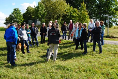 Wandelgids legt de gang van zaken van de misdaadtour uit aan de toeristen