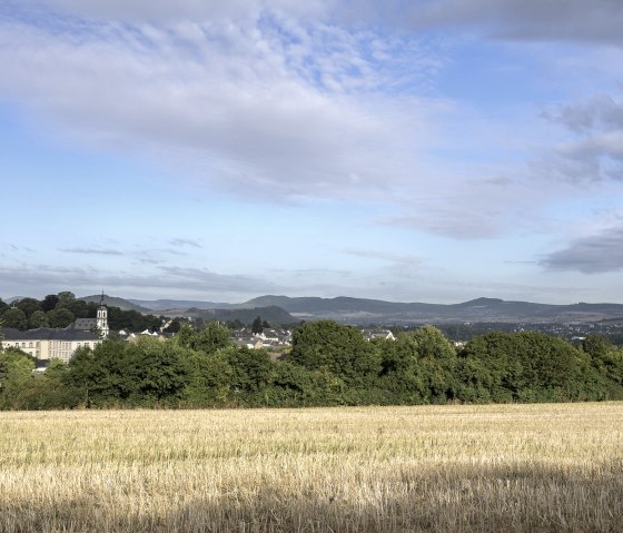 Vue sur Saffig avec l'église baroque, © VG Pellenz/Klaus Peter Kappest