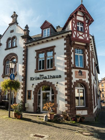 Historic building with the inscription 'Das Kriminalhaus' and 'Café Sherlock' in Hillesheim.