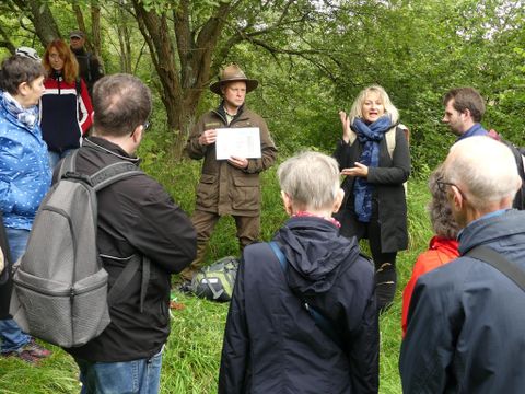 Ein Ranger zeigt der Gruppe etwas. Eine Gebärdensprachendolmetscherin übersetzt.