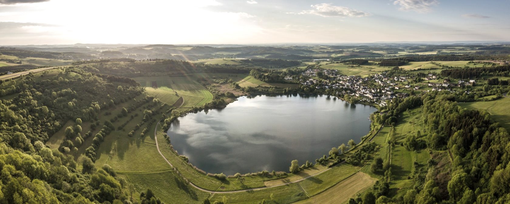 Vue sur le Schalkenmehrener Maar, © Eifel Tourismus GmbH, D. Ketz