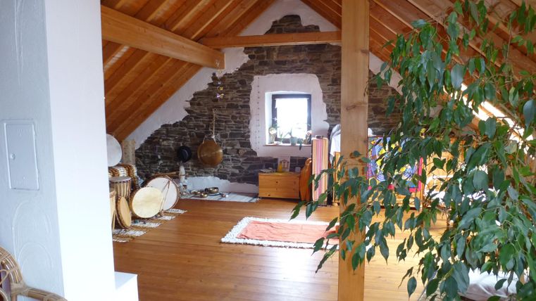 Espace confortable avec beaucoup de bois dans les combles
