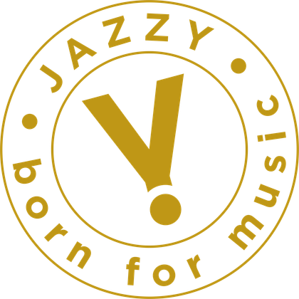Een gestileerd logo met de tekst "JAZZY" en "born for music". Het heeft een gouden kleur en een ronde omranding.
