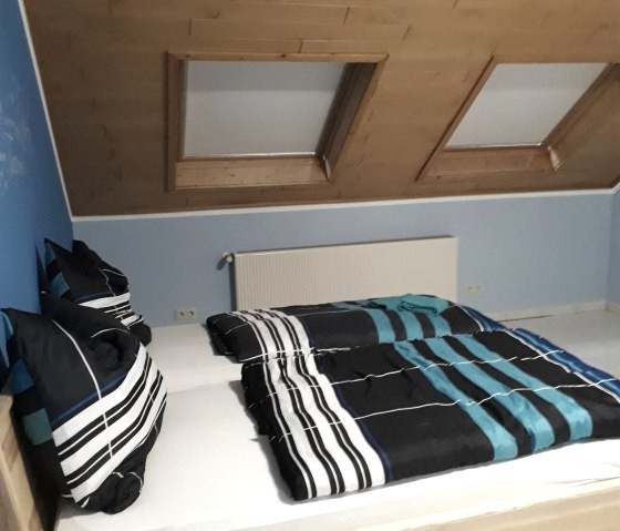 Elternschlafzimmer mit Kinderbett