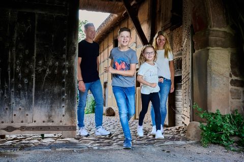 Eine Familie im Freilichtmuseum