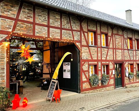 Ein charmantes Fachwerkhaus mit festlicher Dekoration. Es gibt Laternen und einen großen Stern, die für eine einladende Atmosphäre sorgen.