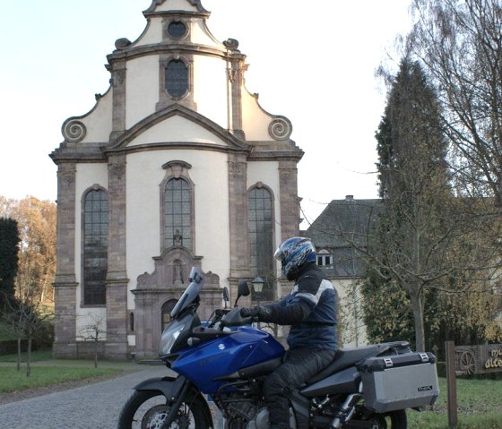 Himmerod mit Motorradfahrer, © GesundLand Vulkaneifel GmbH