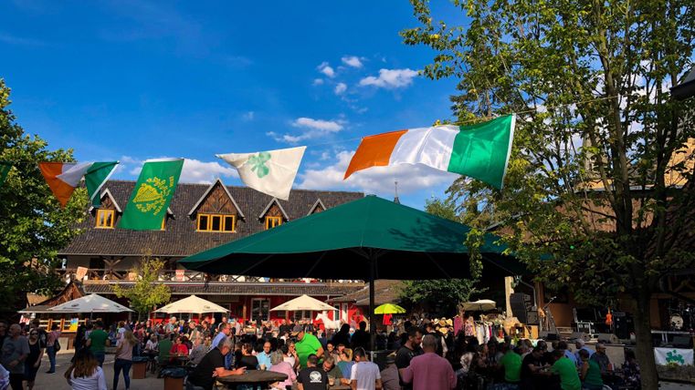 Veel mensen op de kasteelplaats