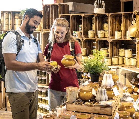 Browse the farm store at Krewelshof, © Eifel Tourismus GmbH, Dominik Ketz