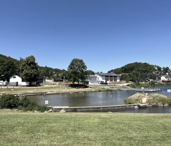 Pelouse de la piscine naturelle en plein air, © Rursee-Touristik GmbH