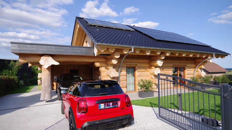 Entrée et carport. Emplacements pour 3 voitures sur le terrain.