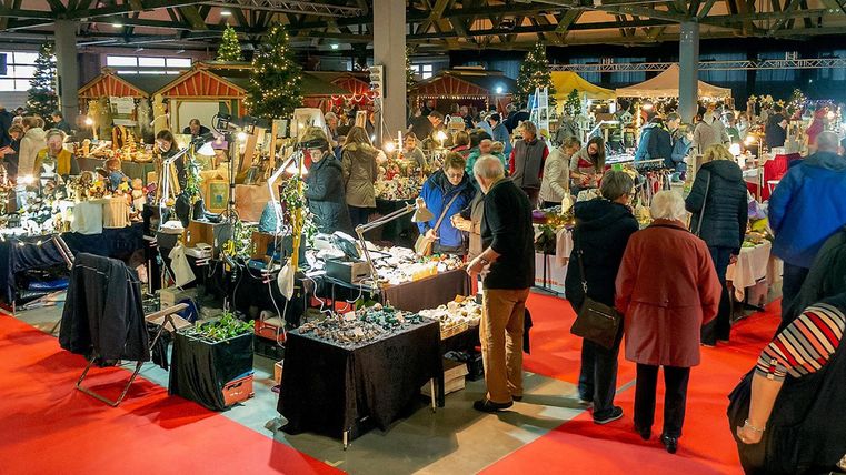 Der Hallenweihnachtsmarkt mit seinen aufgebauten Ständen