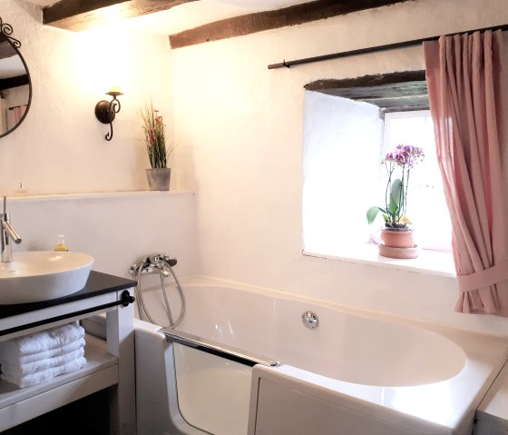 Altes Steinhaus: Kleines Bad mit Badewanne, © Pannhausen