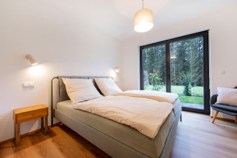 Schlafzimmer mit Doppelbett, Blick in den Garten