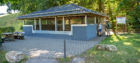 Römische Brunnenstube bei Kallmuth mit Wanderern.