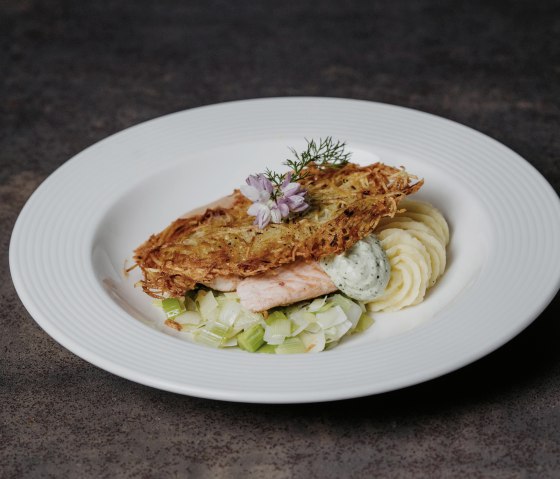 Regionale zalmforel op preigroenten met aardappelen