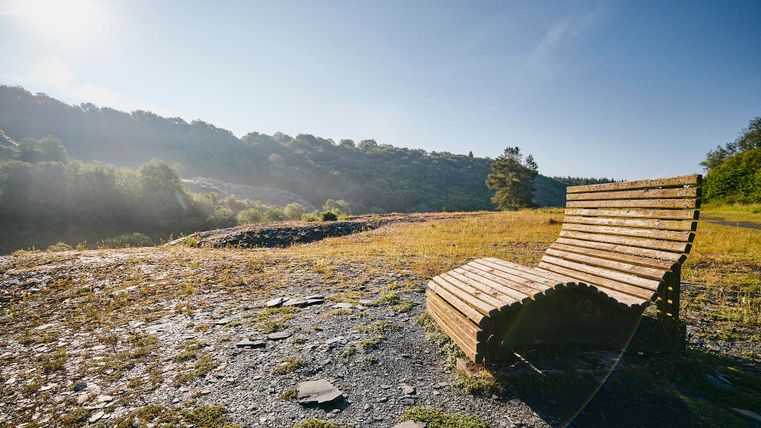 Auf der Holzliege lässt sich die Seele baumeln – mit einzigartigem Blick ins Kaulenbachtal.