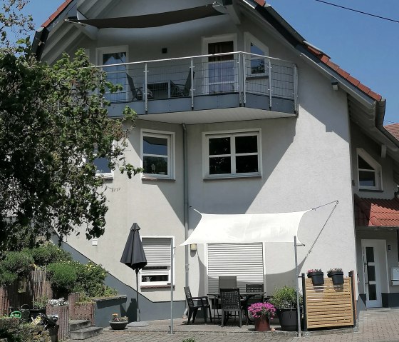 Hausansicht / Balkon / Terrasse / Parkplatz